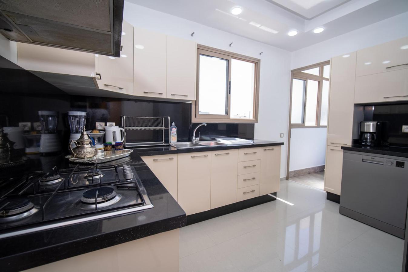Welcome To Casa Luxe 3 King Beds Near Cfc & Tram Apartment *
